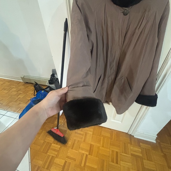 Vintage early 90s winter jacket with faux fur - accepting offers - Picture 8 of 10